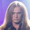 Mantan Vokalis Skid Row Tiru Gaya Lady Gaga, Mirip?