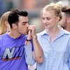 Mesranya Pengantin Baru, Joe Jonas & Sophie Turner Ciuman di Pinggir Jalan