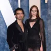 Joe Jonas Dikabarkan Bercerai Dengan Sophie Turner, Tapi Masih Pakai Cincin Pernikahan?