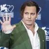 Saat Johnny Depp Mainkan Gitar, Keren & Cool Banget!