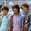 Konser Jonas Brothers Dipenuhi Sentuhan Country