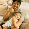 Joshua Suherman Momong Baby Elio, Endingnya Ikut Tidur Bersama Anak