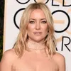 [FOTO] Membungkuk Saat Kenakan Rok Mini, Pakaian Dalam Kate Hudson Tertangkap Kamera