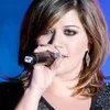 Kelly Clarkson Nyanyikan Lagu Britney Spears