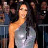 Kim Kardashian Tirukan Gaya Reese Witherspoon di 'LEGALLY BLONDE' untuk Halloween