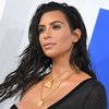 Liburan Eksotis, Kim Kardashian Pamer Foto Topless di Atas Ranjang