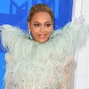 Tampil Kasual Saat Tonton Basket, Harga Tas Anak Beyonce Bikin Kaget