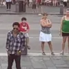 Gokil, Lenny Kravitz Ikut Ngamen di Pinggir Jalan!