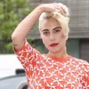 Asyik Putar Syal, Lady Gaga Malah Terpeleset Ala Warkop DKI