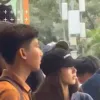 Lisa BLACKPINK Tertangkap Kamera di Pacific Place Jakarta, Santai Nunggu Jemputan di Lobby