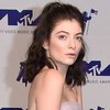 Lorde Minta Maaf Pada Fans Atas Postingan Bathtub Dengan Lirik Lagu Whitney Houston