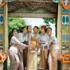 Luna Maya Tampil Anggun dalam Upacara Adat Menek Kelih Keponakannya di Bali