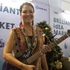 Demi Rumah Harapan, Melanie Subono Jual Gitar Stone Temper Pilots