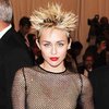 Hisap Ganja di Atas Panggung, Miley Cyrus Makin Rileks