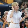 Kolaborasi Dengan Joan Jett, Miley Cyrus Nyanyi di Halaman Rumah