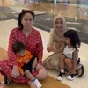 Momen Denise Chariesta Terkilir saat Jalan Bareng Anak di Mall, Tiba-Tiba Ada Ria Ricis Muncul - Berakhir Ngemper Bareng
