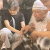 Momen Haru Saat Suami Azani Mpok Alpa Dari Atas Liang Lahat, Rina Nose Ikut Menangis