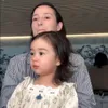 Momen Lucunya Brielle Anak Julie Estelle Temani sang Ibu Ketika Sedang Make Up, Anteng Sambil Dipangku