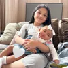 7 Momen Arsy Hermansyah Gendong Baby Azura untuk Pertama Kali, Salfok Jarik yang Dipakai