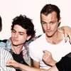 Van She, Buka Konser Blur Dengan Aksi Ciamik