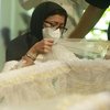 Meratapi Kepergian Sang Anak, 8 Potret Nurul Arifin Berlutut di Samping Peti Jenazah Maura Magnalia - Memandang Wajah Putrinya Untuk Terakhir Kali