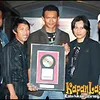 Debut Album Online Band Raih Platinum Award
