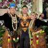 8 Potret Angga Wijaya di Pernikahan Lebby Wilayati, Beri Pelukan Haru - Ketemu Dewi Perssik dan Hanya Melirik