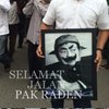 Penuh Haru, Pemakaman Pak Raden Diwarnai Hujan Air Mata
