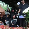 Pecah Tangis Karina Ranau Iringi Pemakaman Epy Kusnandar 'Preman Pensiun'