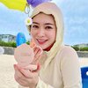 11 Potret Ayana Moon Gantikan Hijab dengan Hoodie dan Topi di Korea, Ungkap Susahnya Jadi Muslim di Luar Negeri