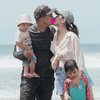11 Potret Liburan Chelsea Olivia dan Glenn Alinskie di Bali, Diving Lagi Setelah 8 Tahun - Ciuman Mesra di Pantai