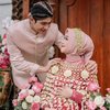 11 Potret Ria Ricis di Acara Siraman 7 Bulanan Baby R, Sakral Bernuansa Jawa - Bumil Cantik Pakai Jarik Pink