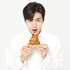 6 Potret Gantengnya Aktor Korea Jadi Model Iklan Pizza, Bikin Auto Lapar!