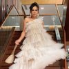 6 Potret Penampilan Terbaru Melaney Ricardo, Cantik Kenakan Gaun Putih Beraksen Tumpuk - Malah Disebut Mirip Kue Pengantin