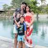 7 Momen Seru Liburan Keluarga Jessica Iskandar dan Vincent Verhaag, Berjemur - Berenang dengan Kehamilan yang Makin Besar