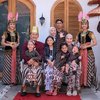 7 Potret Keluarga Zaskia Adya Mecca Rayakan Ulang Tahun Hanung Bramantyo, Kompak Pakai Busana Adat Jawa - Bikin Kerajaan Sendiri Selama Sehari