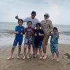7 Potret Liburan Pasha Ungu Bareng Istri dan Empat Anaknya, Main Pasir Pantai - Renang di Resort Tepi Laut