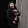 7 Potret Maternity Shoot Wendy Adik Sarwendah, Romantis dalam Nuansa Hitam Putih Sama Suami - Cantik Bak Princess