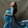 7 Potret Maternity Shot Nagita Slavina, Bumil Cantik Pakai Gaun Biru Bak Bidadari - Setelan Branded Gak Ketinggalan