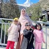 7 Potret Oki Setiana Dewi Liburan ke Swiss Bersama Keluarga, Keberadaan si Bungsu Sulaiman Dipertanyakan - Sempat Gelar Tausiyah Lesehan di Tengah Salju 