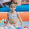 7 Potret Sophia Putri Kedua Yasmine Wildblood Saat Berenang Pakai Bikini Kecil, Bikin Gemas - Wajah Bulenya Jadi Sorotan