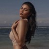 8 Foto Ariel Tatum Jalani Pemotretan di Tepi Pantai, Pancarkan Pesona Hot dan Eksotis Bak Supermodel