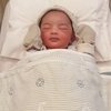 8 Potret Baby Hasan, Putra Opick yang Baru Lahir - Wajah Gantengnya Bikin Meleleh