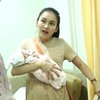 8 Potret Baby Sumehra Putri Syifa Adik Ayu Ting Ting yang Disebut Putih Mirip Bule, Sempat Terlilit Tali Pusar Sebelum Lahir 