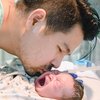 8 Potret Erick Kakak Jessica Iskandar Momong Baby Aizen, Kegantengan Anaknya Saingi Sang Ayah