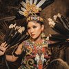 8 Potret Erina Gudono di Pemotretan Prewedding yang Ramai Disebut Mirip Iriana Jokowi, Cantik Pakai Baju Adat dari Berbagai Provinsi - Dipuji Calon Suami Sendiri