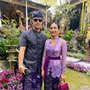 8 Potret Happy Salma Saat Kondangan, Tampil Cantik Berkelas Namun Tetap Membumi Meski sudah Jadi Istri Bangsawan Bali - Bangga Pakai Kebaya