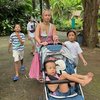 8 Potret Joanna Alexandra Ajak Keempat Anaknya Liburan ke Kebun Binatang, Single Mom Kuat Rawat Buah Hati Seorang Diri