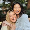8 Potret Kedekatan Ikke Nurjanah dan Putrinya Siti Adira Kania, Dipuji Sama-Sama Cantik Hingga Saudara Kembar