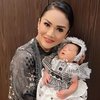 8 Potret Krisdayanti di Akikah Baby Ameena Anak Atta Halilintar dan Aurel Hermansyah, Cantik Serta Matching Banget Dengan Cucu Tercinta